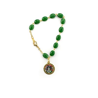 Bracelet vert avec médaille de Saint Patrick