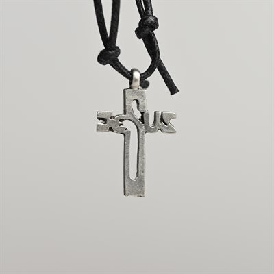 Pendentif en étain sur corde croix Jesus