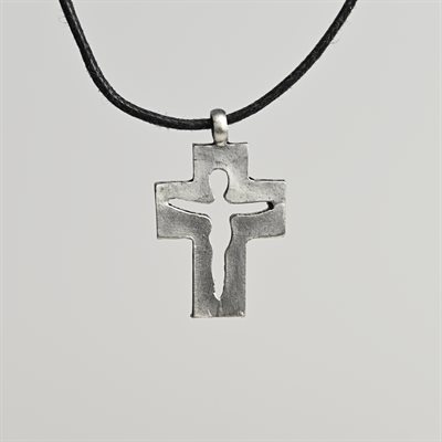 Pendentif en étain sur corde croix résurection